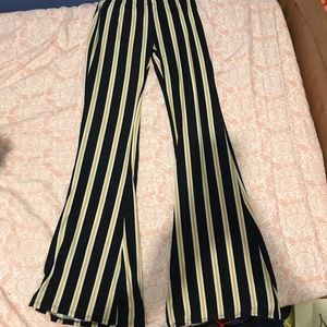 Very cute and flattering flare pants !